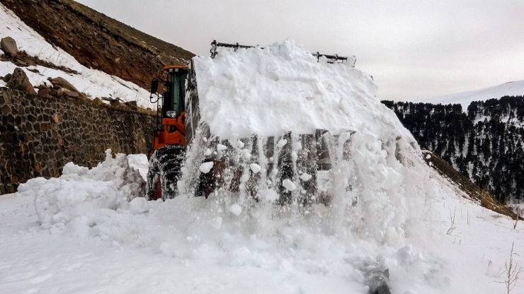 Ardahan’da Kar Ve Tipiden 4 Aydır Kapalı Olan Yol İçin Çalışmalar Başladı