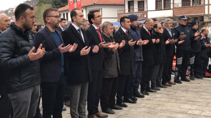 Bolu’da, Öğrenciler Şehitler İçin 200 Metrelik Bayrakla Yürüdü