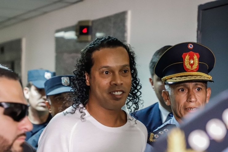 Ronaldinho Ve Kardeşi Paraguay’da Tutuklandı