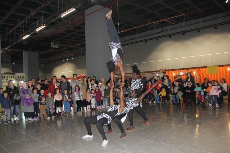 Çocuklar Sihirbaz Ve Akrobasi Gösterisi İle Eğlendi