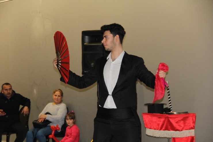 Çocuklar Sihirbaz Ve Akrobasi Gösterisi İle Eğlendi