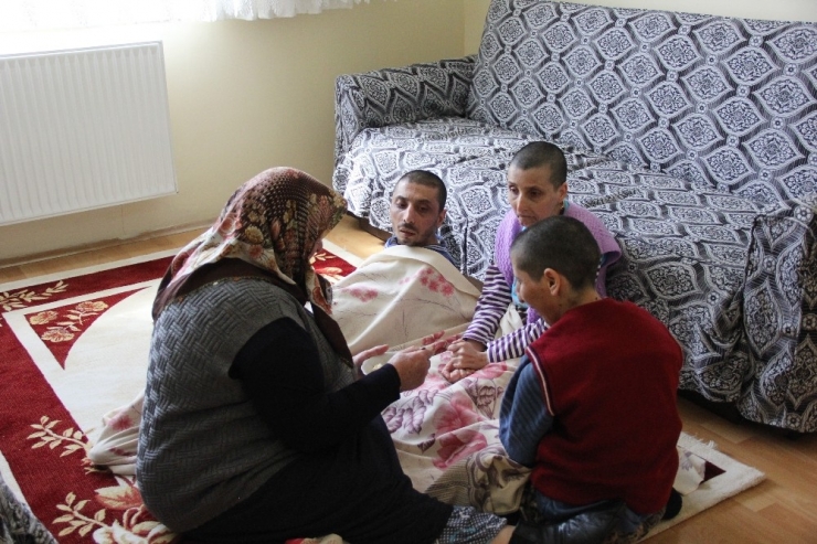 Bakıma Muhtaç Kadın, Üç Engelli Çocuğuna Bakıyor