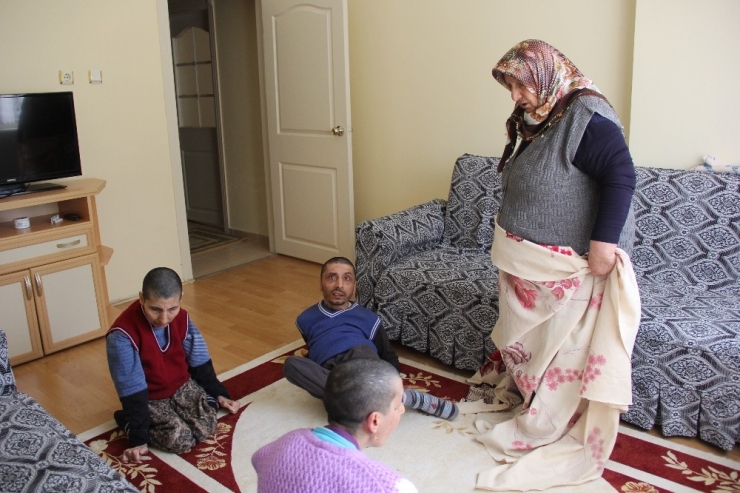 Bakıma Muhtaç Kadın, Üç Engelli Çocuğuna Bakıyor