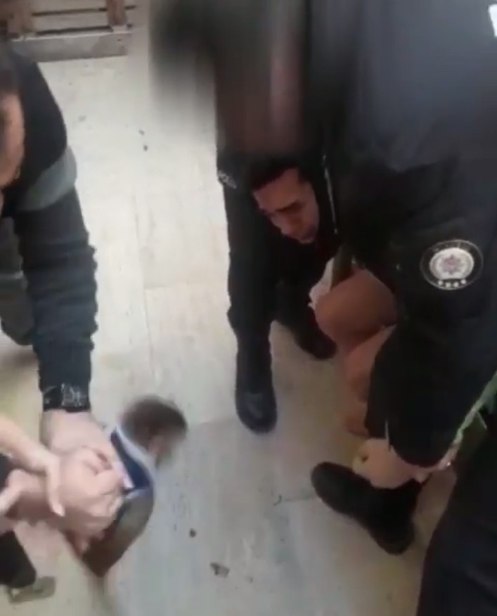 Sosyal Medya Fenomeni Maymununu Vermemek İçin Böyle Direndi