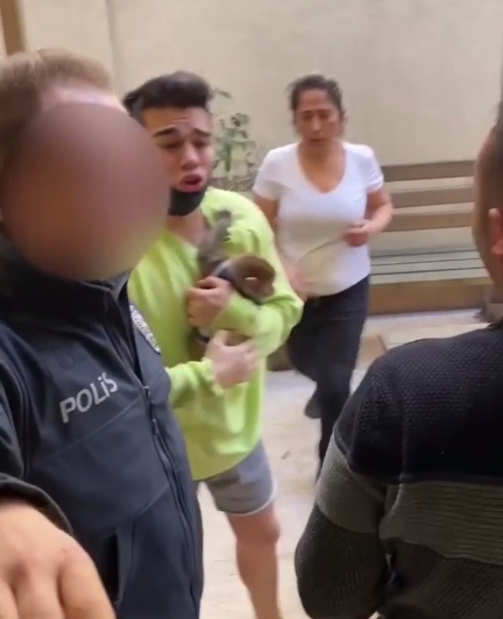 Sosyal Medya Fenomeni Maymununu Vermemek İçin Böyle Direndi