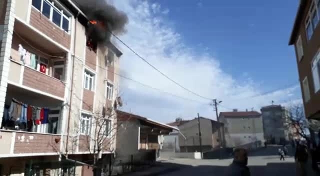 Apartman Dairesinin Alev Alev Yandığı Anlar Kamerada