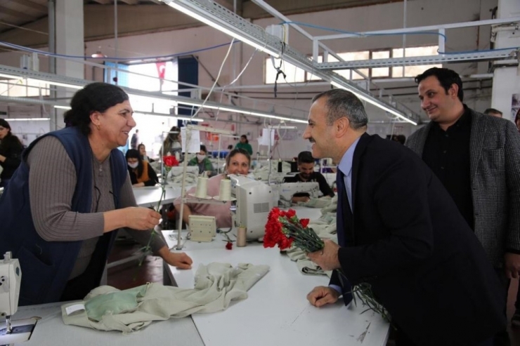 Tunceli’de Tekstilde Çalışan Kadınlara Vali Sonel’den Jest