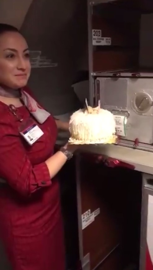 İdlib Gazisine Kabin Ekipleri Ve Pilotlardan Doğum Günü Sürprizi