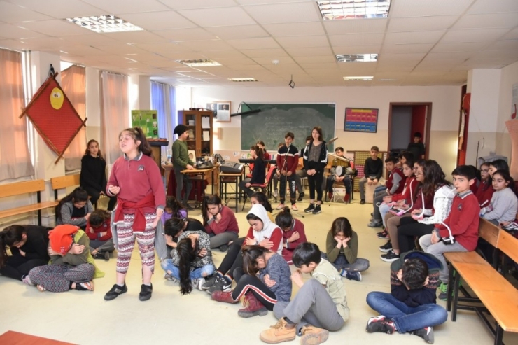 "Umut Üşür Sokaklarda" Adlı Tiyatro Sahnelendi