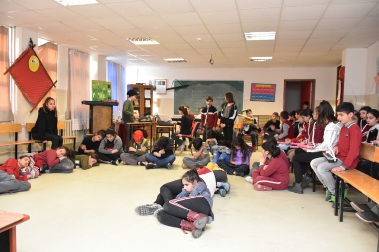 "Umut Üşür Sokaklarda" Adlı Tiyatro Sahnelendi