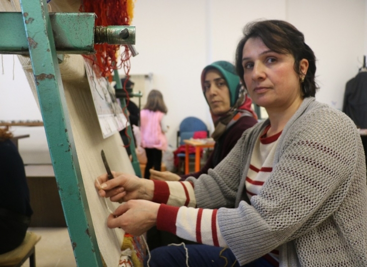 Metrekaresine 360 Bin İlmek Atılıyor, 4 Ayda Tamamlanabiliyor