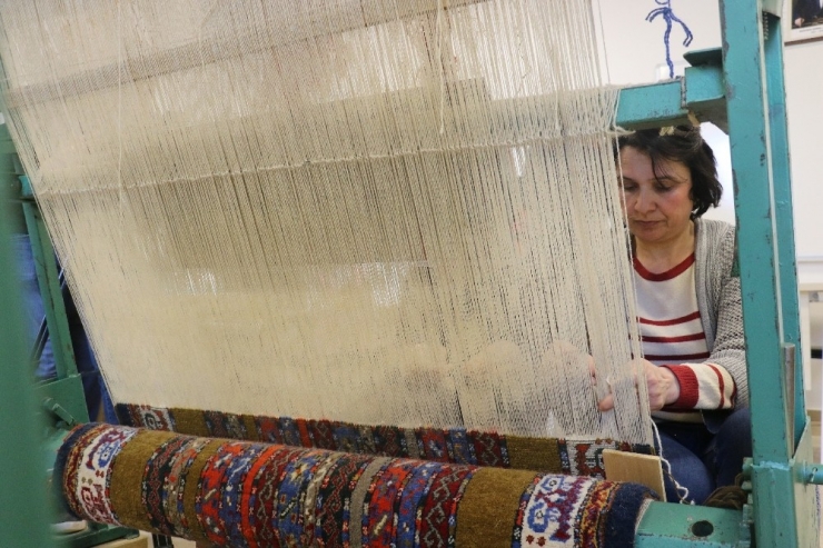 Metrekaresine 360 Bin İlmek Atılıyor, 4 Ayda Tamamlanabiliyor