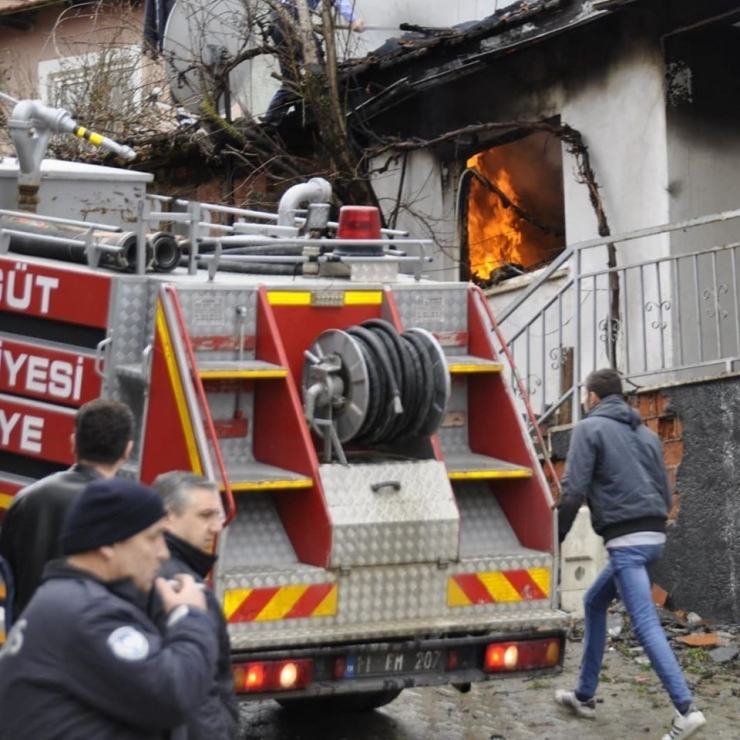 Yangında Ahşap Ev Kullanılmaz Hala Geldi