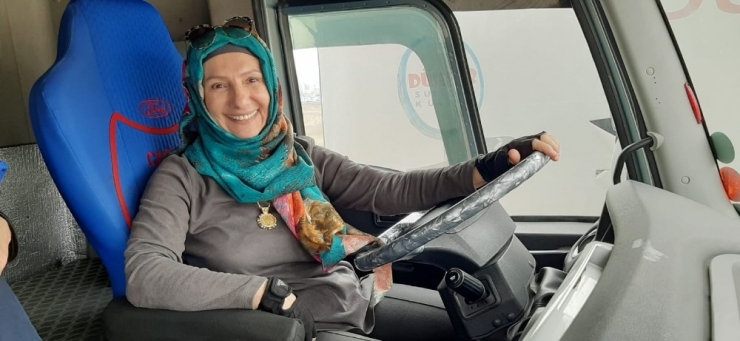 56 Yaşındaki Dilek Demirtaş, Dünyayı Gezmek İçin Tır Ehliyeti Aldı