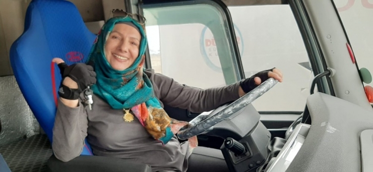 56 Yaşındaki Dilek Demirtaş, Dünyayı Gezmek İçin Tır Ehliyeti Aldı