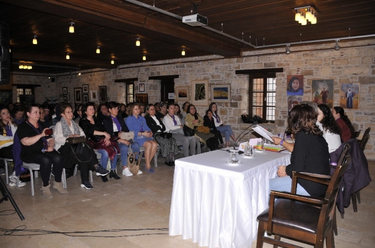 Kadınların Sorunları Kuşadası’nda Masaya Yatırıldı