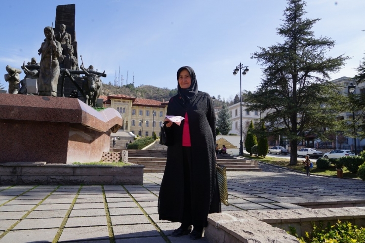 Öğrenciler, Kadınlar Günü’nde Kadınlara Pembe Uçak Dağıttı