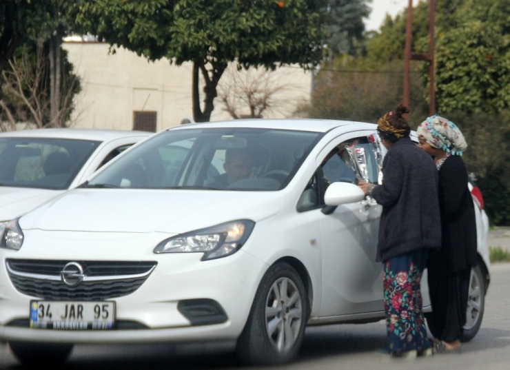 Bugün Çiçek Alması Gereken Kadınlar Çiçek Sattı
