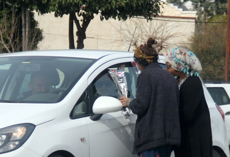 Bugün Çiçek Alması Gereken Kadınlar Çiçek Sattı