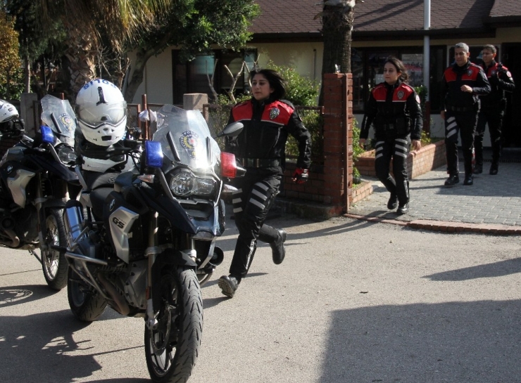 Adana’nın Motosikletli Tek Kadın Yunusu