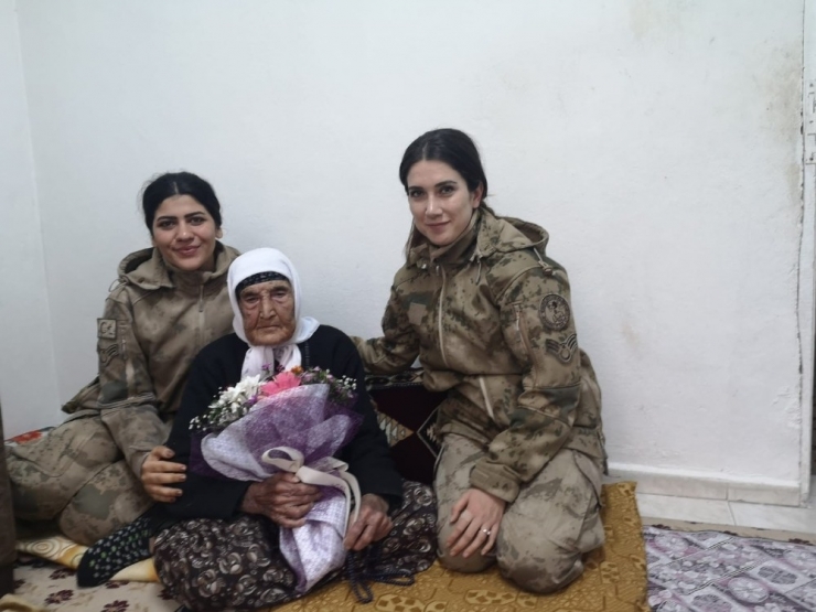 114 Yaşındaki Fatma Ninenin Kadınlar Günü Kutlandı