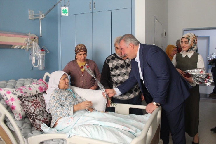 Turanlı’dan Kadınlara Karanfil