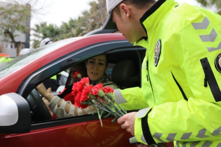Polis Ceza İçin Değil, Çiçek Vermek İçin Durdurdu