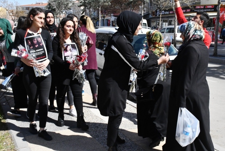 Dünya Kadınlar Günü’nde Sessiz Sergi İle Farkındalık Oluşturdular