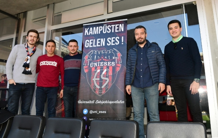 Rektör Çomaklı Ünieses’li Öğrencilerle Tribünde