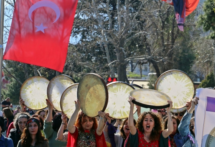 Antalya’da Karnaval Havasında Kadınlar Günü Yürüyüşü