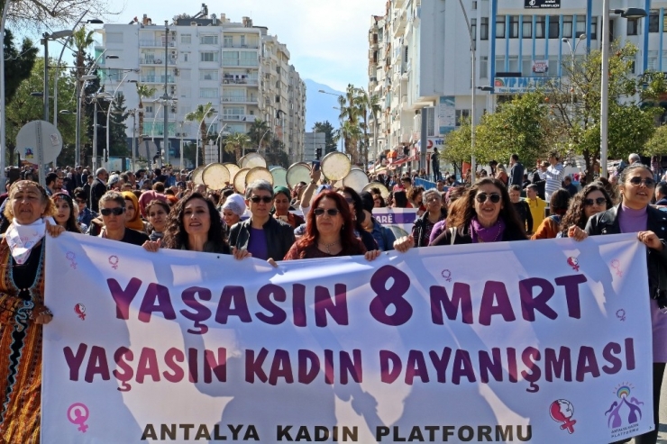 Antalya’da Karnaval Havasında Kadınlar Günü Yürüyüşü
