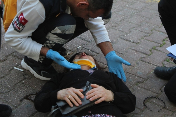 Kaldırımda Yürüyen Kadına Motosiklet Çarptı