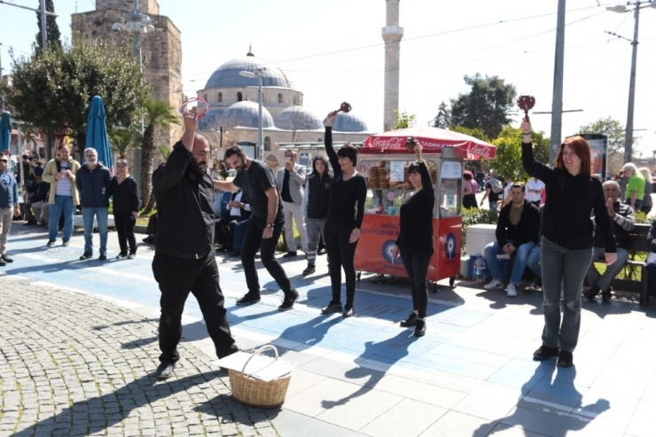 Tramvayda Su Krizi Temalı Skeç Yolcuları Şaşkına Çevirdi