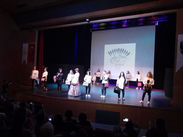 Ataşehir’de Kadınların Tasarladığı Kıyafetler İle 8 Mart Defilesi