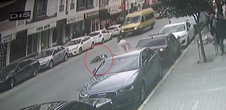 Motosikletlinin Çarptığı Kadın Metrelerce Havaya Savruldu