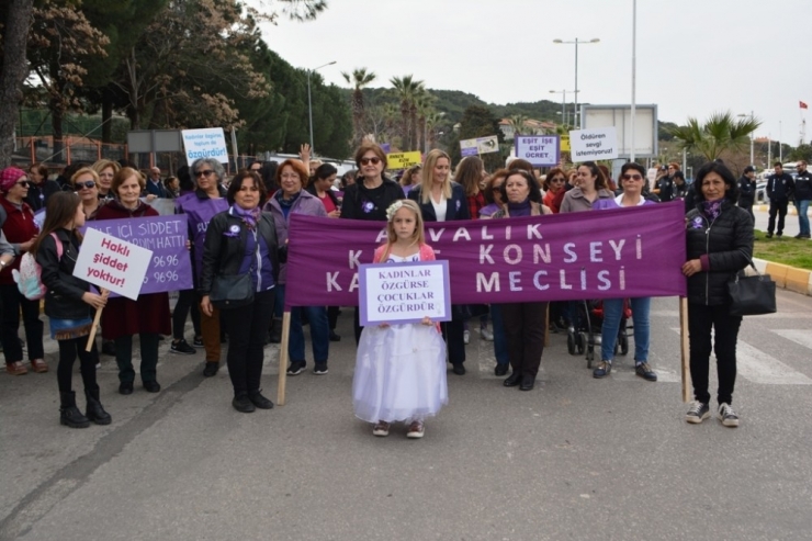Ayvalıklı Kadınlardan “Sessiz Çığlık” Yürüyüşü