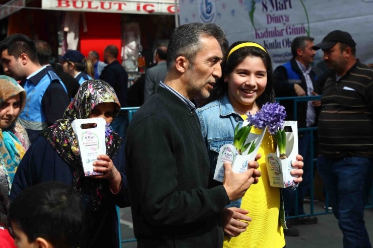Bağcılar Belediyesi’nden Kadınlar Gününde 10 Bin Sümbül