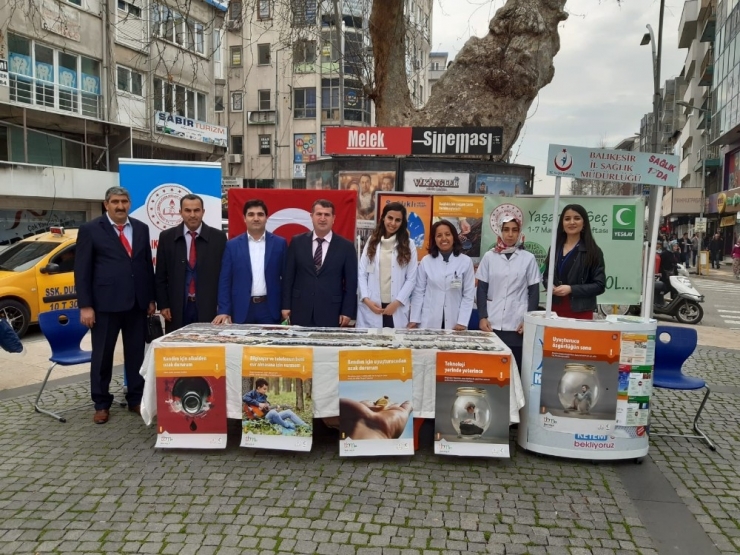 Öğrencilerden Yeşilay Haftası Standı