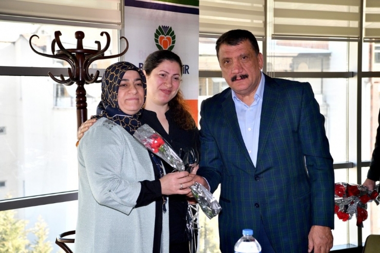 Gürkan’dan Kadınlara Karanfil