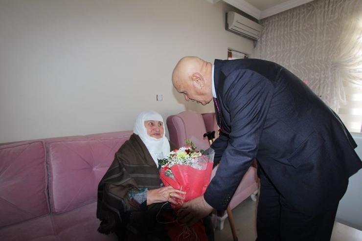 Başkan Pekmezci, 8 Mart Dünya Kadınlar Günü’nü Çiçek Dağıtarak Kutladı