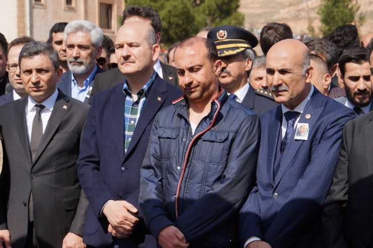 Bakan Soylu Husumetli Aileleri Barıştırmak İsterken Hayatını Kaybeden Ferit Özdemir’in Cenazesine Katıldı