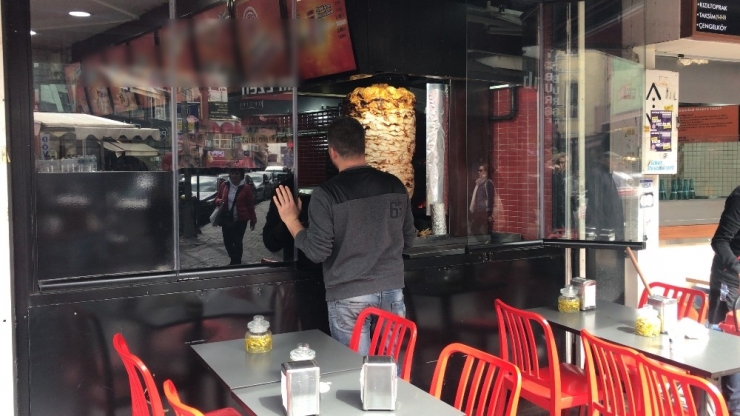 Dönerci Tartıştığı Yabancı Uyruklu Şahsı Elinden Bıçakladı