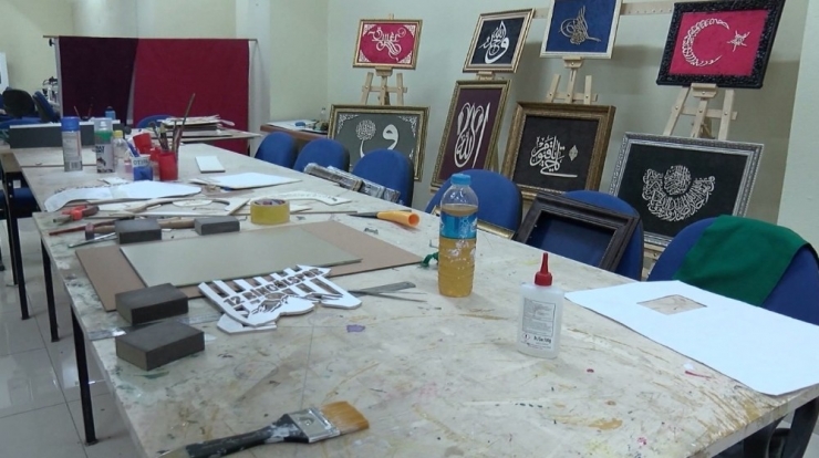 Kadınlar Hem Sanat Öğreniyor Hem De Ekonomik Kazanç Sağlıyor