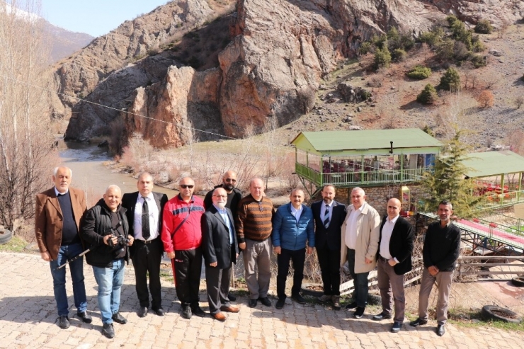 Bir Zamanlar Terörist Kaynıyordu, Şimdi Çay Keyfi Yapılıyor
