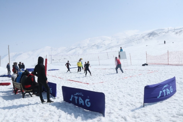 Bitlis’te İlk Kez Düzenlenen Kar Voleybolu Büyük İlgi Gördü