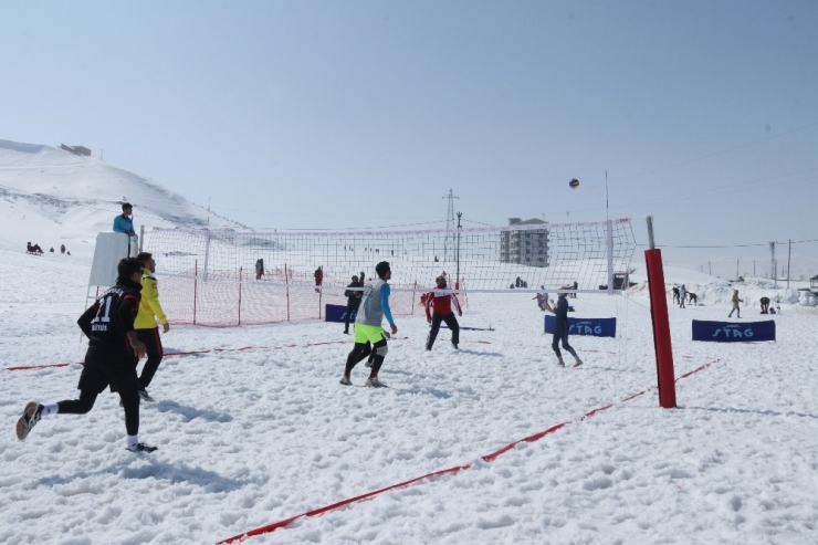 Bitlis’te İlk Kez Düzenlenen Kar Voleybolu Büyük İlgi Gördü