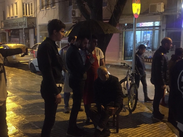 Yaralı Bisiklet Sürücüsüne Şemsiyeli Koruma