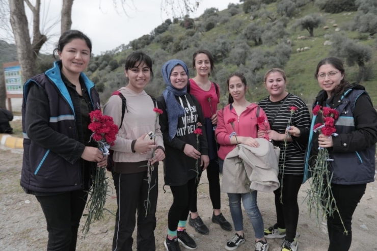 Büyükşehir Kadınlara Karanfil Dağıttı
