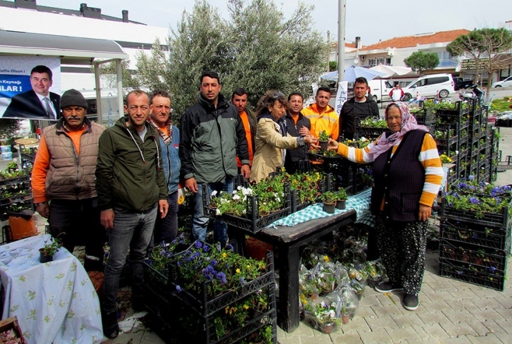 Çeşme Belediyesi’nden Kadınlara Çiçek Fidanı