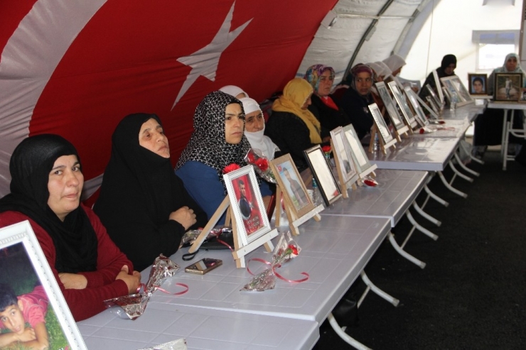 Hdp Önündeki Ailelerin Evlat Nöbeti 188’inci Gününde